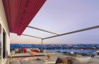 Rote Terrassenstoffüberdachung
