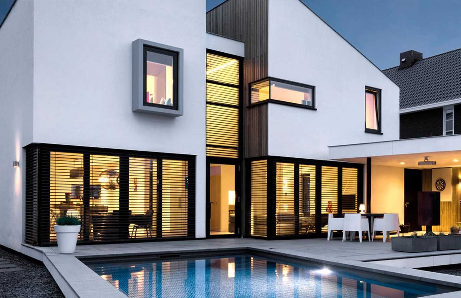 Raffstoren bei einem Haus mit Pool