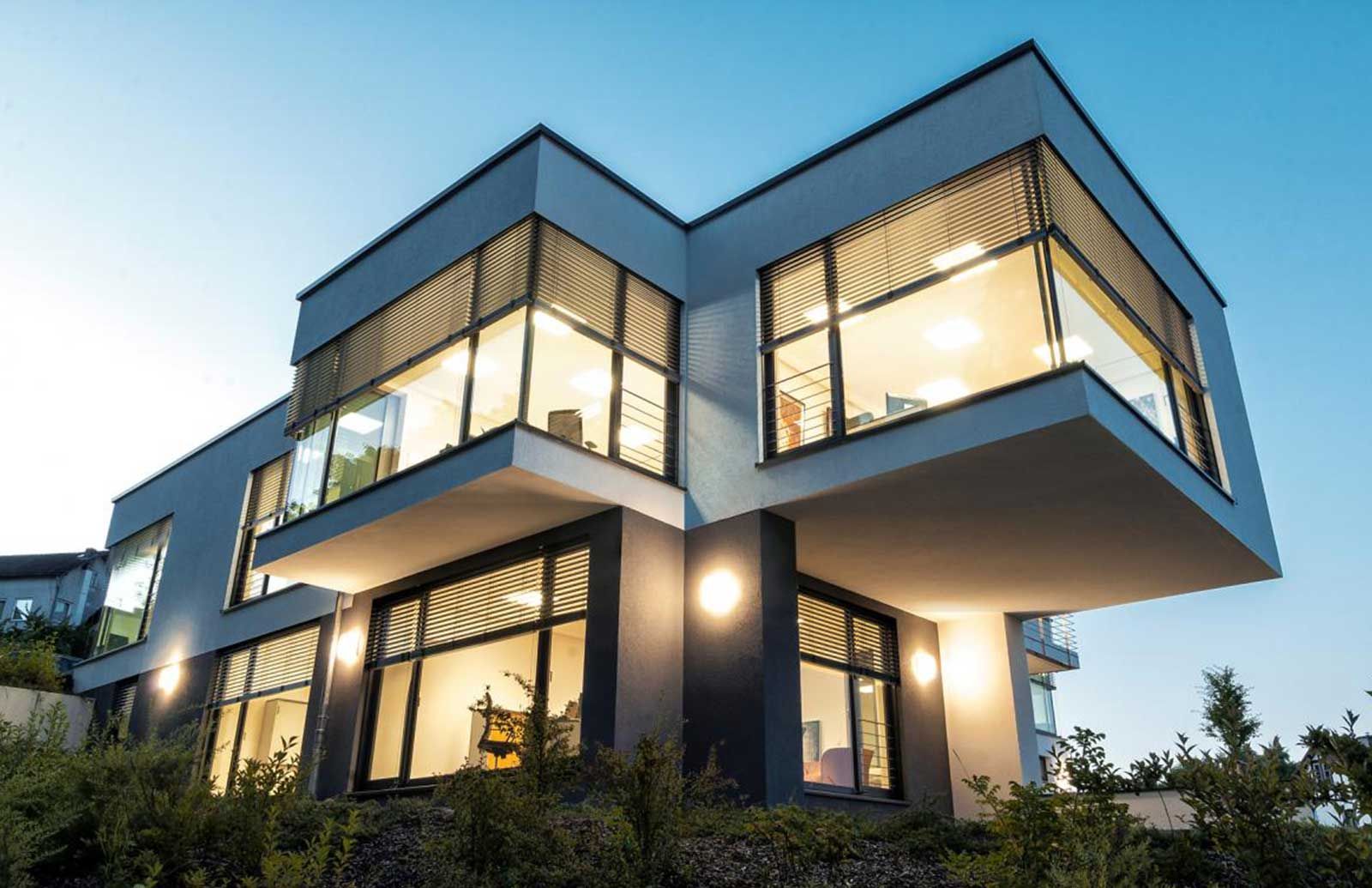 Raffstoren bei modernem Neubau