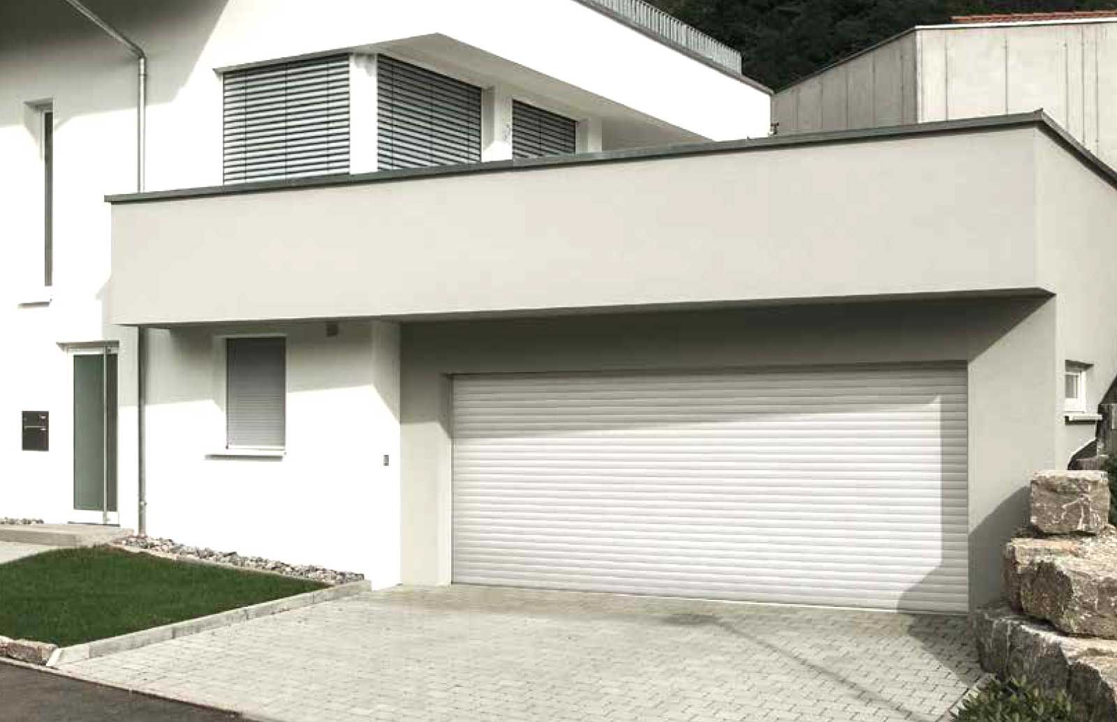 Große Garage mit Garagentor in Bruchsal