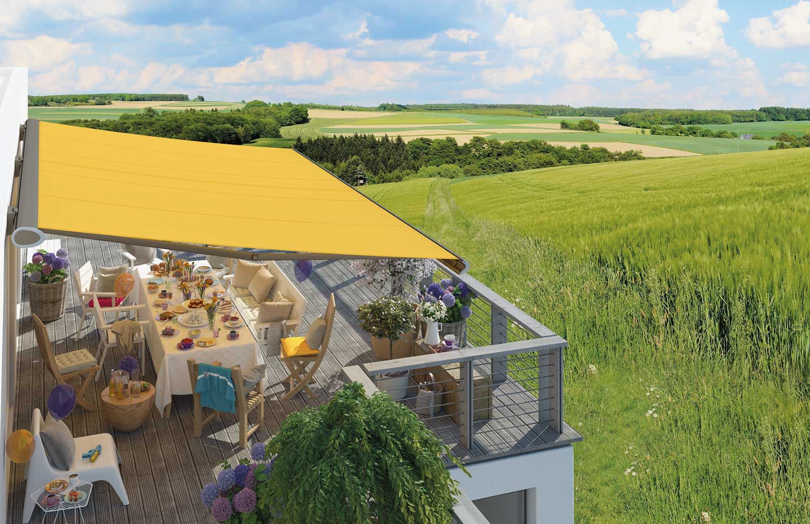 Gelbe Terrassenmarkise nahe einer Wiese