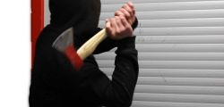 Rollladen gibt Einbruchsicherheit vor Mann mit Axt